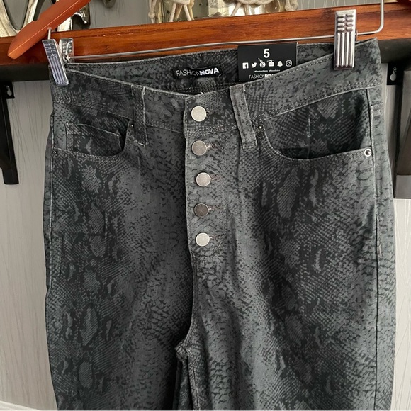 Fashion Nova slither away snake print jeans skinny jeans charcoal print - Picture 5 of 11